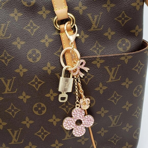 Authentic Louis Vuitton Lock & Key with unbranded Pink Clover Bagcharm - Picture 2 of 9